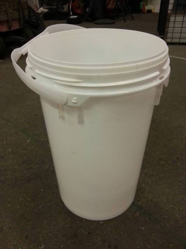 lot 9048 image: New 6 12 gallon plastic bucket with handle for paint, lawn, work horse feed or whatever