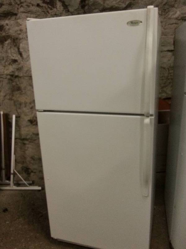 lot 1542 image: Whirlpool 18 CF (13 CF fridge & 6 CF freezer) combination with ice maker.