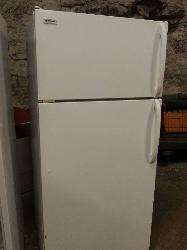 lot 1543 image: Frigidaire 18 CF (13.9 CF fridge & 4.9 CF freezer) combination.  Not sure of the age but was pulled during a kitchen update