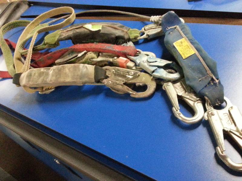 lot 1545 image: Assortment of climber safety straps or short tow ropes with heavy duty quick release hooks