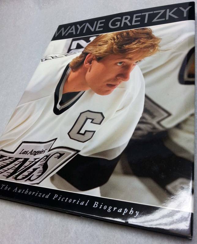 lot 9076 image: New Wayne Gretzky authorized pictorial biography 200 color photos and 177 pages long