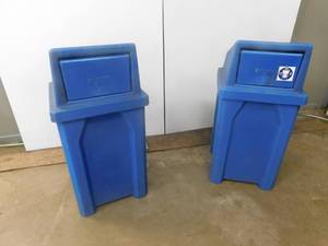 lot 4748 image: Lot Of 2 Blue Trash Cans With Liners