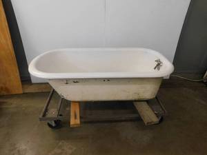 lot 4768 image: Antique Claw Foot Tub
