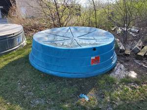 lot 35510 image: 8ft Plastic Stock Tank