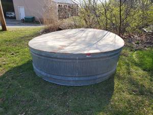 lot 35511 image: 8ft Metal Stock Tank