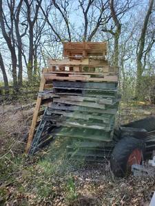 lot 35514 image: Stack Of Pallets
