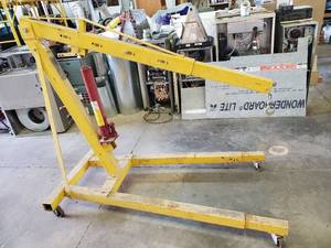 lot 35535 image: 4000lb Capacity Engine Hoist