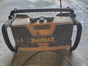 lot 35542 image: Dewalt Radio And 18V Battery Charger