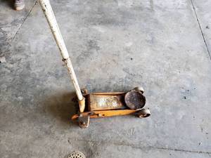 lot 35548 image: 2 Ton Floor Jack