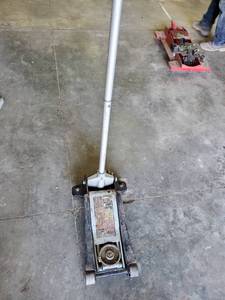 lot 35549 image: 3 Ton Floor Jack