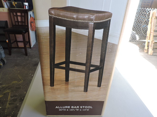 lot 1182 image: BAR STOOL