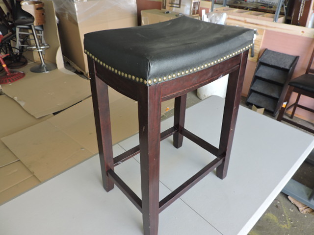 lot 1242 image: BAR STOOL