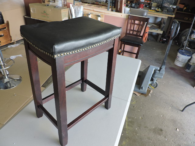 lot 1243 image: BAR STOOL