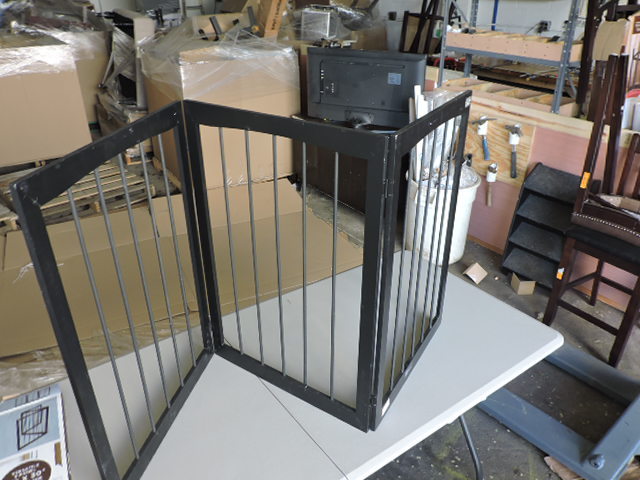 lot 1252 image: PET GATE