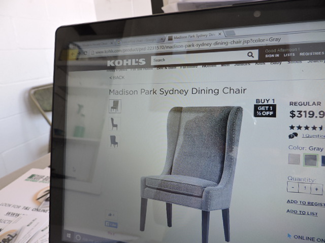 lot 1260 image: LIVING ROOM CHAIR