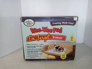 lot 1004 image: Four Paws Wee-Wee Pad On Target Trainer Dog and Puppy Training Tray