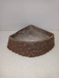 lot 1526 image: Corner Feeding Bowl For Lizards Etc