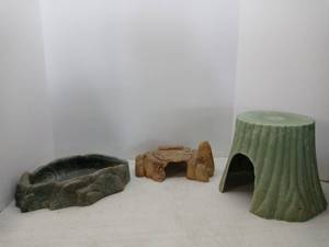 lot 1532 image: Lot Of 3 Reptile Enclosure Items In Various Shapes And Sizes