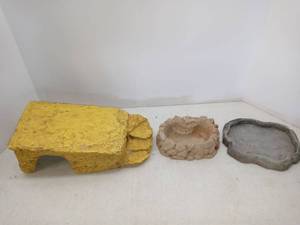 lot 1533 image: Lot Of 3 Reptile Enclosure Items In Various Shapes Sizes And Materials