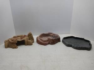 lot 1534 image: Lot Of 3 Reptile Enclosure Items In Various Shapes And Sizes