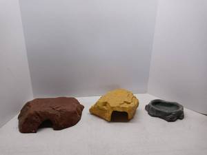 lot 1535 image: Lot Of 3 Reptile Enclosure Items In Various Shapes And Sizes