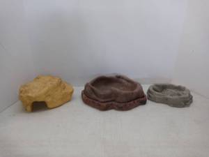 lot 1536 image: Lot Of 3 Reptile Enclosure Items In Various Shapes And Sizes