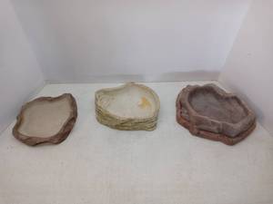 lot 1537 image: Lot Of 3 Reptile FeedingBathing Dishes For Enclosures
