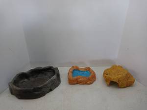 lot 1539 image: Lot Of 3 Reptile Enclosure Items In Various Shapes And Sizes