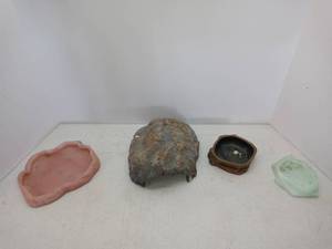 lot 1540 image: Lot Of 4 Reptile Enclosure Items In Various Shapes And Sizes