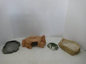 lot 1542 image: Lot Of 4 Reptile FeedingBathing Dishes For Enclosures