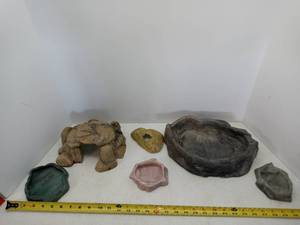 lot 1543 image: Lot Of 6 Reptile FeedingBathing And Crawl Ins