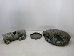 lot 1545 image: Lot Of 3 Reptile Enclosure Items In Various Shapes And Sizes