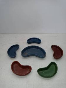 lot 1546 image: Lot Of 6 Small Kidney Shaped Feed Dishes