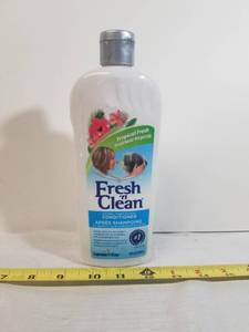 lot 2134 image: Fresh n Clean Oatmeal n Baking Soda Conditioner, Tropical Scent, 18 oz.