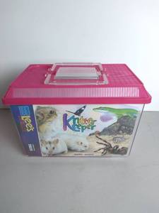 lot 3094 image: Lees Aquarium Medium Kritter Keeper - Pink