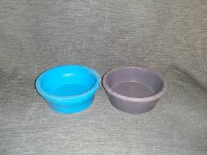 lot 4252 image: Pair Of Used Dog Bowls - 1 Blue 1 Grey - 35 Oz