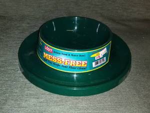 lot 4260 image: LIXIT Deluxe Food And Water Bowl - Mess Free Design - GREEN
