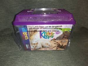 lot 4262 image: KRITTER KEEPER RECTNGLE SM Lees Aquarium - Purple Lid