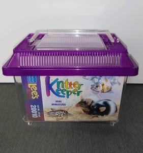 lot 4298 image: Purple Lid LEES Aquarium KRITTER KEEPER Size MINI - 7 X 4 X 4.5