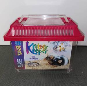 lot 4305 image: Pink Lid LEES Aquarium KRITTER KEEPER Size MINI - 7 X 4 X 4.5