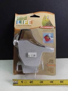 lot 5133 image: Gray Bird Life Parakeet and Small Bird Universal Seed and Water Cup