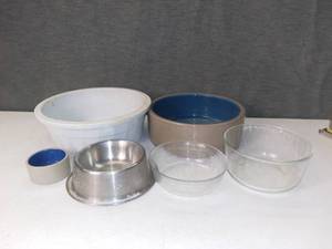 lot 5186 image: Lot of Various Size Pet Bowls