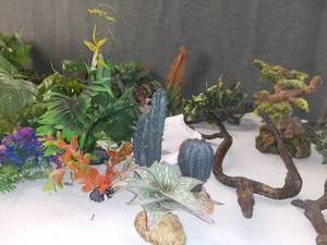 lot 5187 image: Green Tote Full of Aquarium Decorations