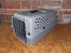 lot 5257 image: Small gray Pet Kennel