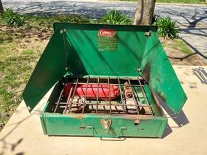 lot 3009 image: Coleman 425E Campstove