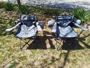 lot 3020 image: 2 Lawn Chairs with Bags