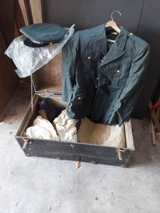 lot 3040 image: Trunk with Military Clothing