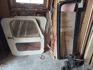 lot 3041 image: Jeep CJ Parts - Doors and Transmission