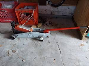 lot 3045 image: 2 Ton Hydraulic Jack