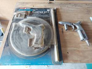 lot 3050 image: Air Sand Blaster Kit - Hose is Cracked on End